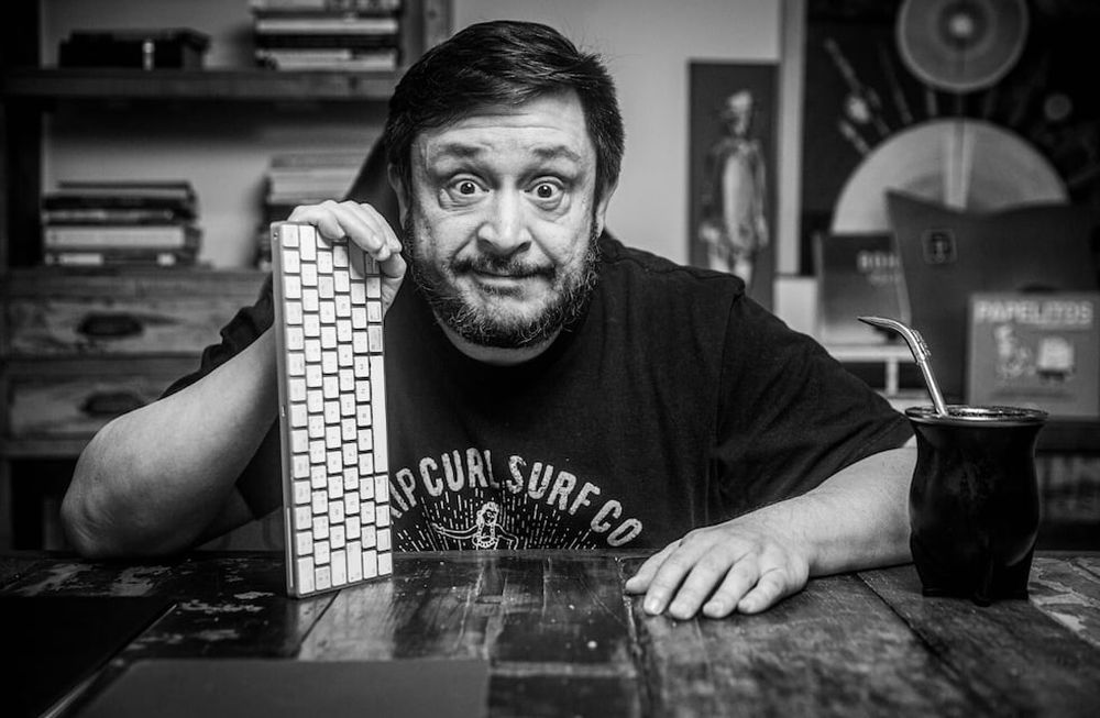 A gusto del público, el escritor leerá los cuentos que elijan los asistentes.