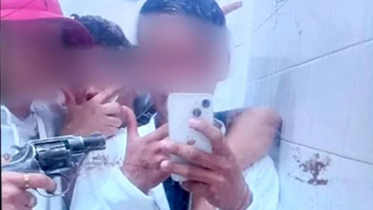 Un adolescente de 16 años llevó un arma a la escuela, se sacó fotos y terminó imputado