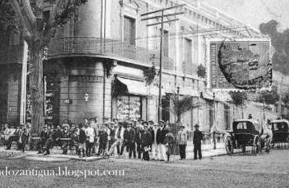 La Suprema Corte funcionaba en la casa del ex gobernador Carlos González Pintos, que ocupaba un cuarto de manzana al suroeste de la intersección de Necochea y San Martín. / Foto: Mendoza Antigua.