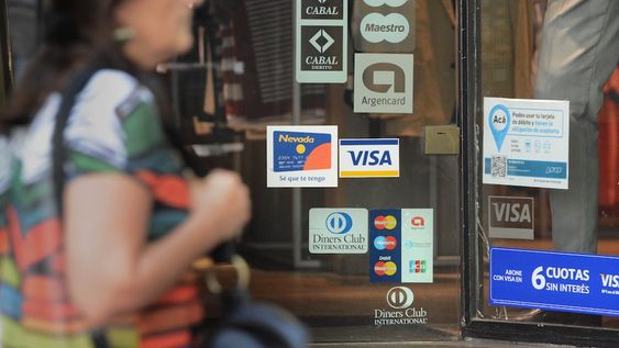 En general, el límite de una tarjeta de crédito equivale a dos salarios de un trabajador, pero también se puede modificar según su capacidad de pago y comportamiento. /Foto: Gustavo Rogé / Los Andes