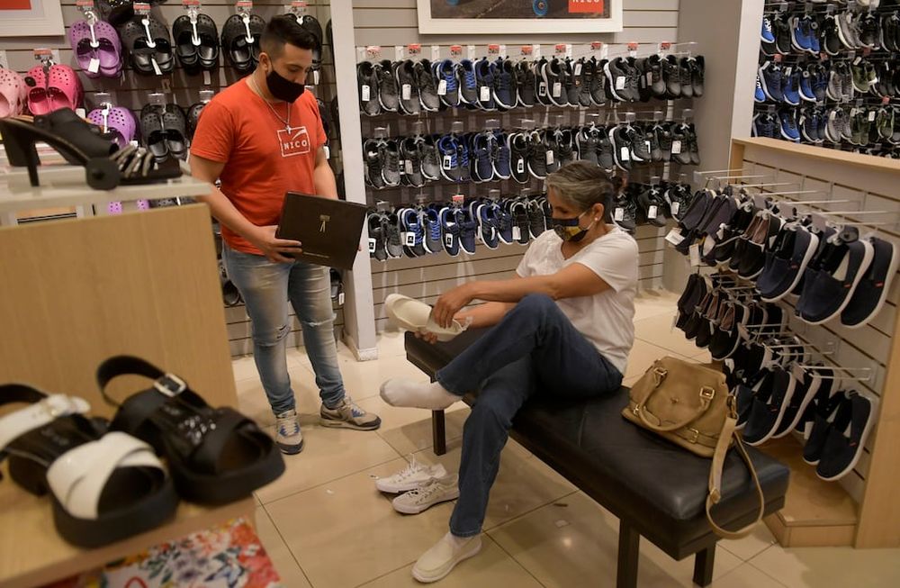Comercio. Fue uno de los sectores más afectados, la mayoría asegura que todavía no alcanzan los niveles de venta pre-covid. Foto: Orlando Pelichotti / Los Andes.