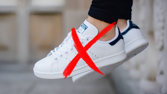 el fin de las zapatillas blancas: el calzado estrella de los 80 esta de vuelta y es perfecto para combinar con una camisa