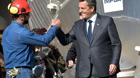 Los Andes | El precandidato a presidente por Unión por la Patria y ministro de Economía Sergio Massa, visitó la empresa IMPSA junto a candidato a gobernador del frente Elegí, Omar ParisiFoto: Orlando Pelichotti