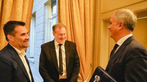 Los Andes | El secretario de Energía, Darío Martínez, se reunió en Santiago con el ministro de Energía, Claudio Huepe, y con empresarios del sector energético de ambos países. Estuvo acompañado por el Embajador Argentino en Chile, Rafael Bielsa, y funcionarios nacion