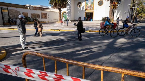 Vuelven los Vía Crucis presenciales al Calvario de MendozaDespués de dos años, los fieles podrán presenciar el Vía Crucis, una de las ceremonias más populares en la que miles de personas salen a las calles para evocar el recorrido de Jesús previo a su muerte.Arzobispo Marcelo ColomboFoto: Ignacio Blanco / Los Andes