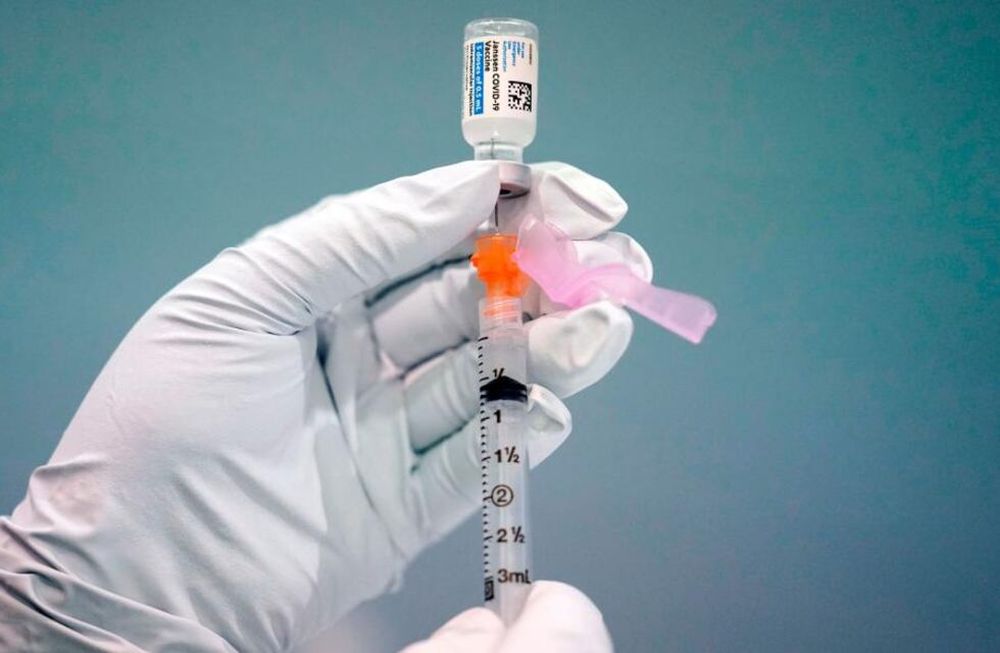 Aparentemente los trabajadores combinaron accidentalmente los ingredientes de dos vacunas distintas hace varias semanas. Foto: AP.