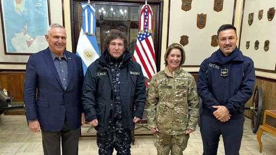 Cónclave en Ushuaia. Marc Stanley, embajador de Estados Unidos en Argentina; el presidente Javier Milei; la jefe del Comando Sur, Laura Richardson, y el ministro de Defensa, Luis Petri. (Gentileza)