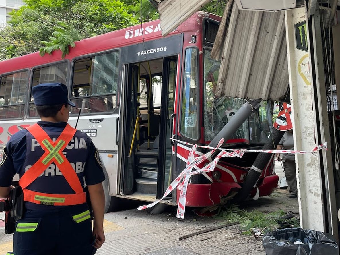 Córdoba: un colectivo sin chofer embistió a dos personas e impactó contra un quiosco sobre bulevar Chacabuco e Illia. (Pedro Castillo / La Voz)
