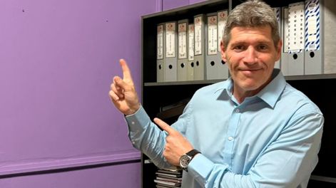 El liberal Guillermo Castello le entregó su desapacho a Mayra Mendoza y le dejó un obsequio.