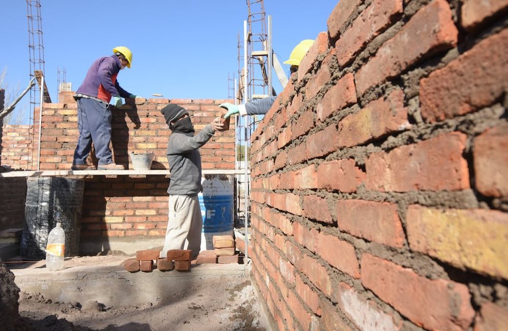 Dinamizar la construcción y el mercado inmobiliario se presenta como la alternativa más rápida para generar empleo, captar ahorros y poner en movimiento a la provincia. / José Gutiérrez