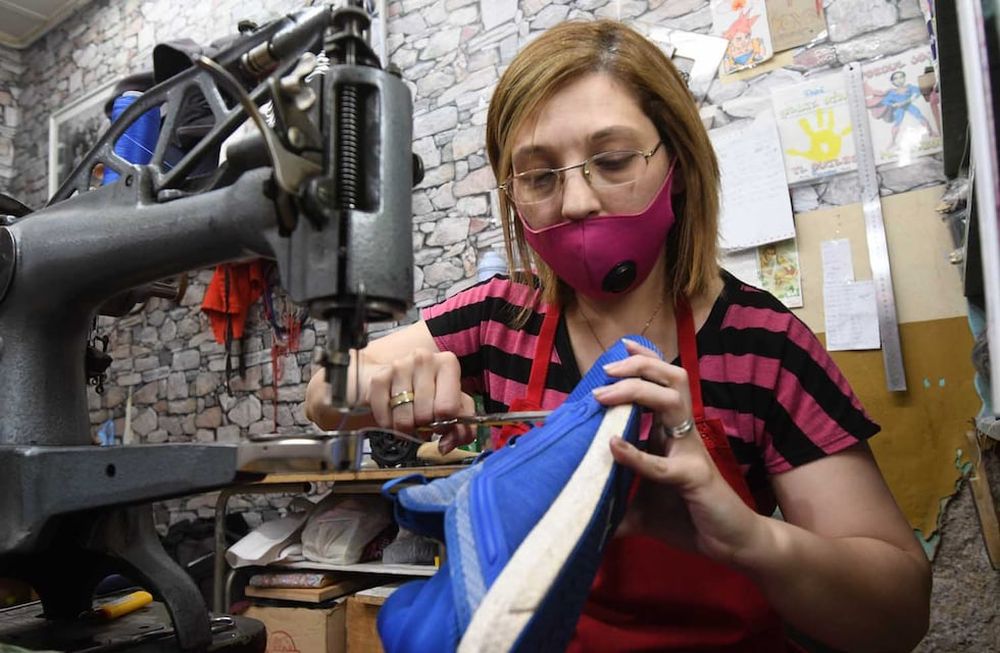 Yamila Cipolla, trabaja junto a su padre en el taller de calzados Polito de Luján de Cuyo, hace 18 años que realiza este trabajo siguiendo los pasos de su abuelo y su padre.Foto: Mariana Villa / Los Andes