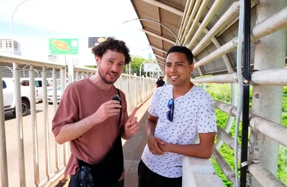 Luisito junto al argentino que cruzó para comprar una Xbox. Foto Captura: YouTube