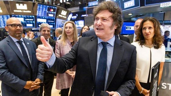 El presidente argentino Javier Milei (C) hace gestos mientras visita la Bolsa de Valores de Nueva York (NYSE) para tocar la Campana de Apertura en Nueva York, Nueva York, EE.UU. Foto:  EFE/EPA/JUSTIN LANE