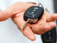 El hombre falleció por haberse ahogado con la llave del auto que había alquilado. Investigan si fue un asesinato.