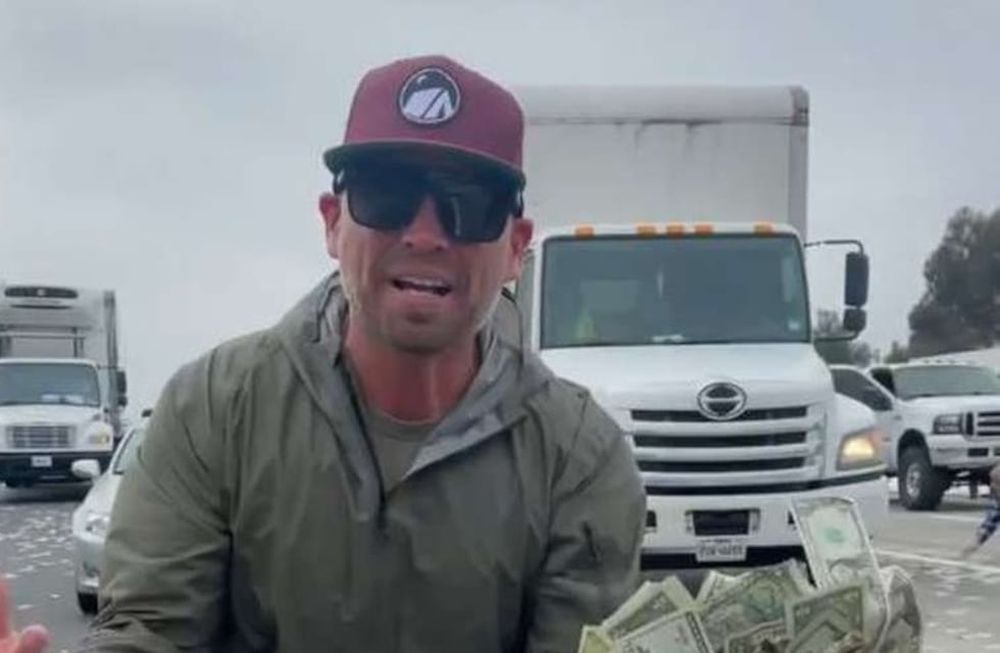 En las redes sociales se viralizó un video donde se nota la euforia desatada en los presentes que tomaron varios billetes del piso. / Gentileza