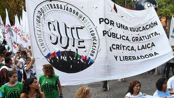 Marcha del Sindicato Unido de Docentes de Mendoza en adhesión al paro y movilización convocado por CTERA a nivel nacional.