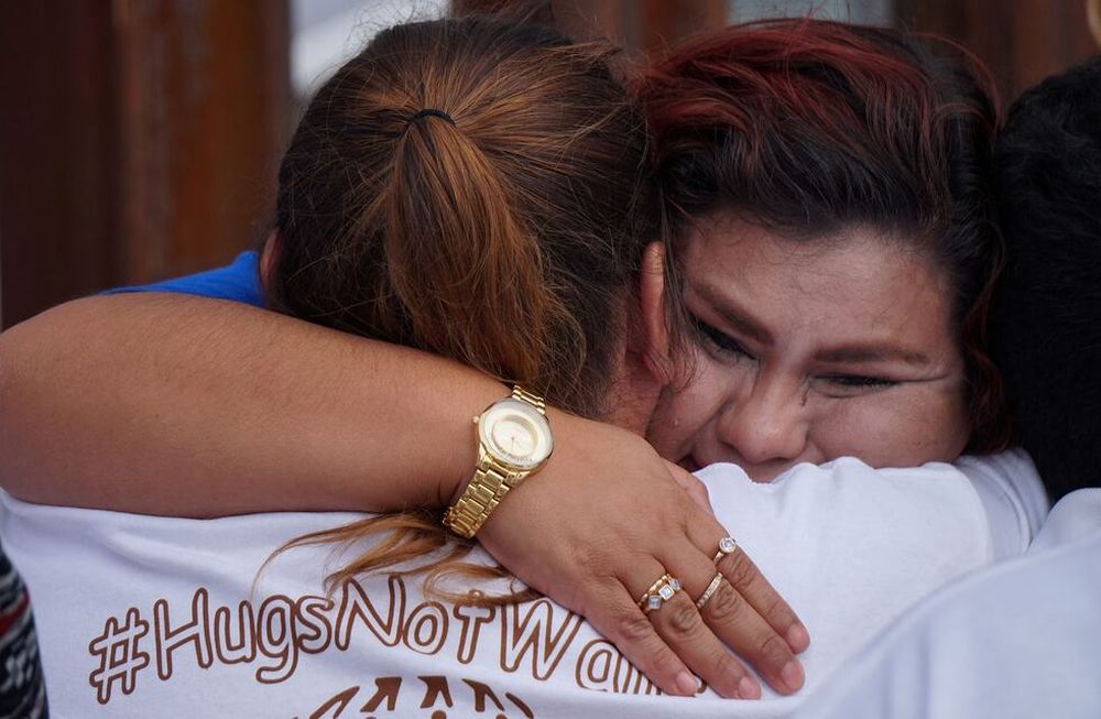 EEUU abrió la frontera con México y familias pudieron abrazarse solo por 4 minutos