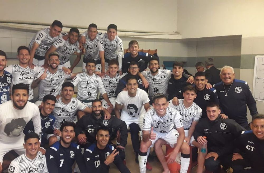 Todo felicidad en el plantel de Independiente Rivadavia, que está muy cerca del objetivo. / CSIR