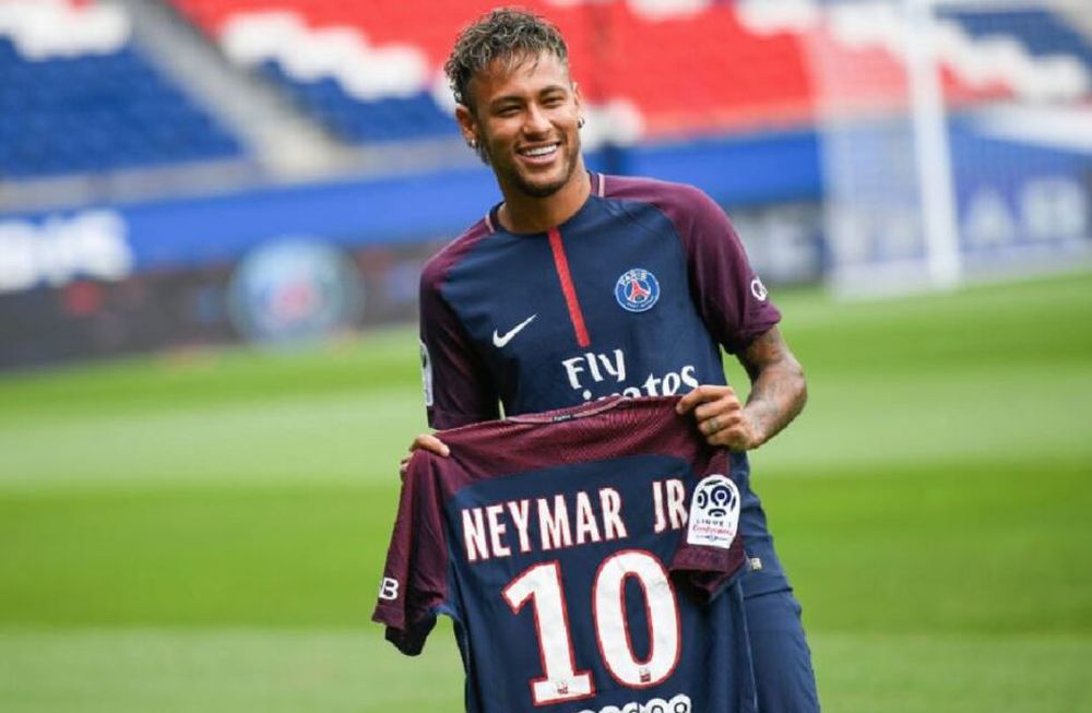 El padre de Neymar aseguró que el delantero seguirá en el PSG