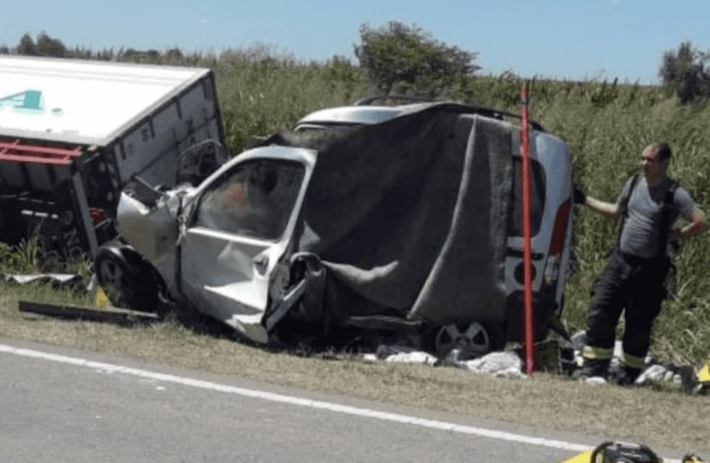 Cuatro fanáticos, que viajaban en una camioneta para presenciar la final ante Colón por el Trofeo de Campeones, perdieron la vida al chocar contra un camión. / Gentileza.