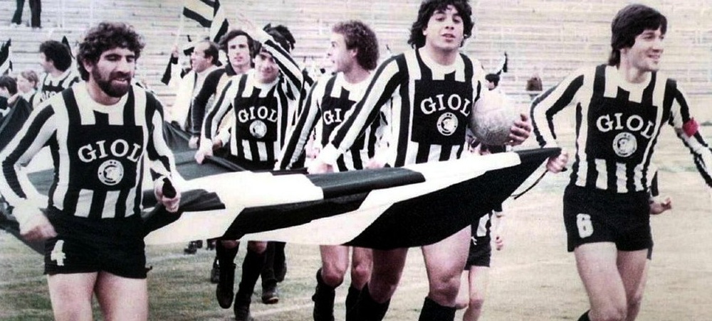 &Iacute;dolo. El B&uacute;falo Funes, con el bal&oacute;n, el goleador puntano fue una de los grandes &iacute;dolos del Lobo.