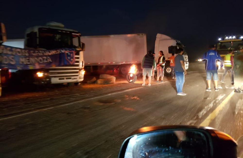 Conductores pertenecientes a la Asociación de Camioneros Unidos de Mendoza organizaron una protesta en la Ruta 7, a la altura de la destilería. / gentileza