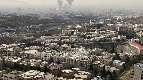 Una columna de humo emerge del centro de Teherán tras un ataque israelí este sábado.&nbsp;