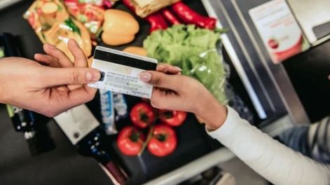 La primera semana de la tarjeta de alimentos: más compras de leche, carne, frutas y multas