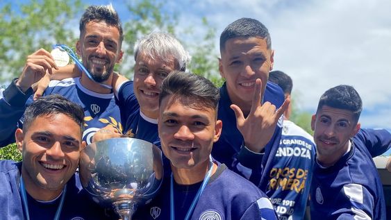 Los campeones de la Primera Nacional y que ascendieron a la Liga Profesional llegaron a Mendoza y festejaron con sus hinchas / Prensa Independiente Rivadavia.