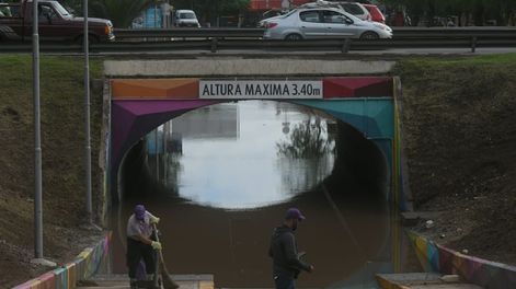Los Andes | El túnel del Shopping volvió a inundarse con la tormenta de este miércoles y desde la Municipalidad de Guaymallén aclararon que una de sus funciones es la de reservorio de agua. Foto: Ignacio Blanco / Los Andes.