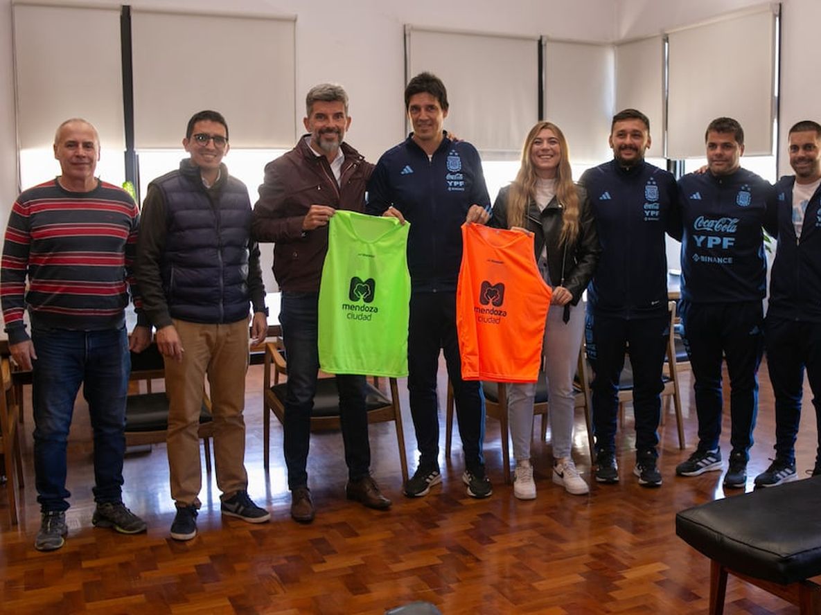 El intendente recibió al cuerpo técnico de la Selección Argentina de Fútbol Femenino El intendente recibió al cuerpo técnico de la Selección Argentina de Fútbol Femenino