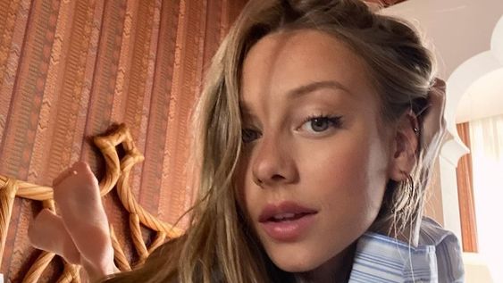 Ester Expósito y su sensual baile en jogging y top deportivo