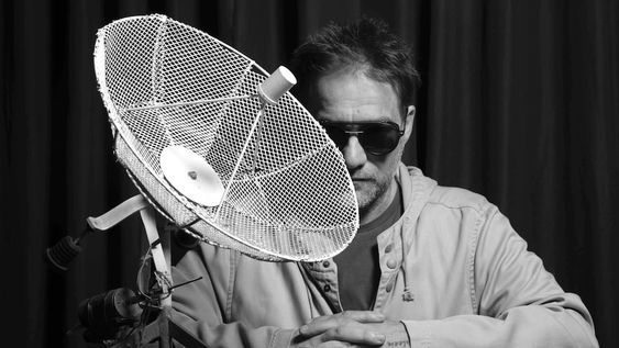 El cantautor de voz carrasposa lanza su séptimo álbum de estudio, disponible en todas las plataformas.