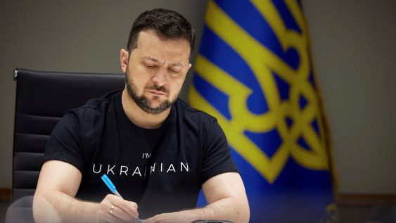 El presidente ucraniano Volodimir Zelensky toma notas durante una conferencia de prensa en línea para los medios daneses. (Foto / Prensa Presidencial de Ucrania)