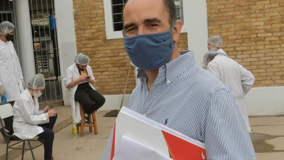 José Thomas, director de la DGE, junto a un grupo de alumnos del último año de la escuela técnica Juana B. Albornoz de Cortés, de San Roque, Maipú / Orlando Pelichotti