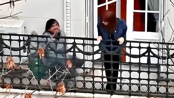 Cristina Kirchner en el balcón: quién es el hombre que la acompañaba en sus apariciones