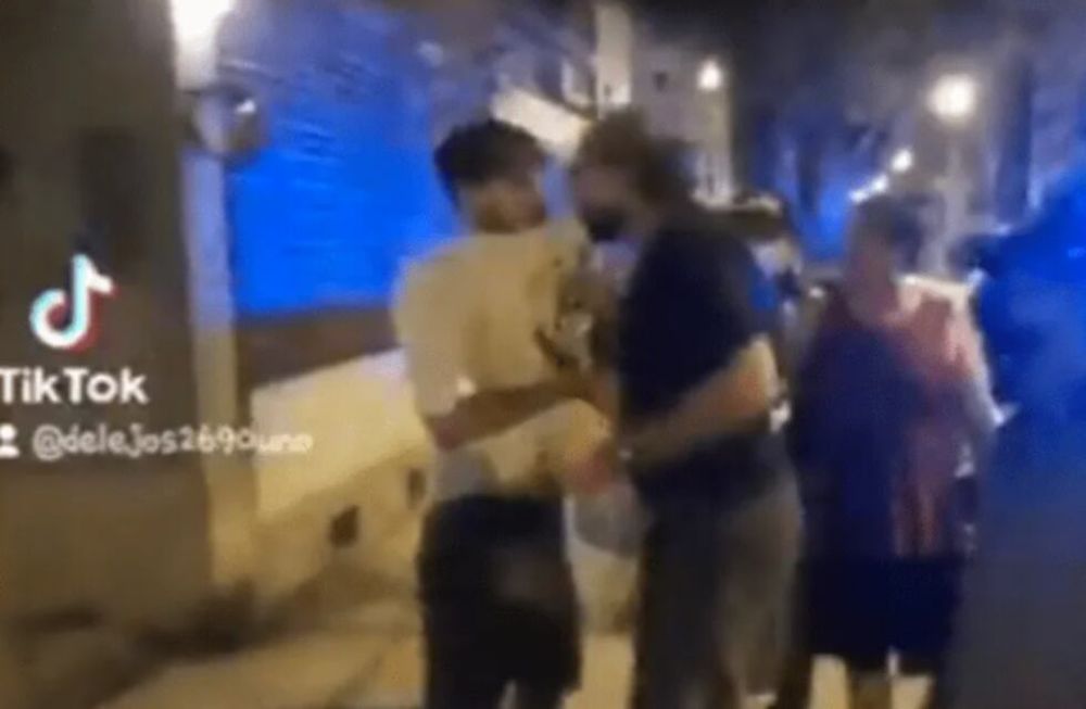 El joven fue detenido por no cumplir las medidas sanitarias e insultar a la Policía.