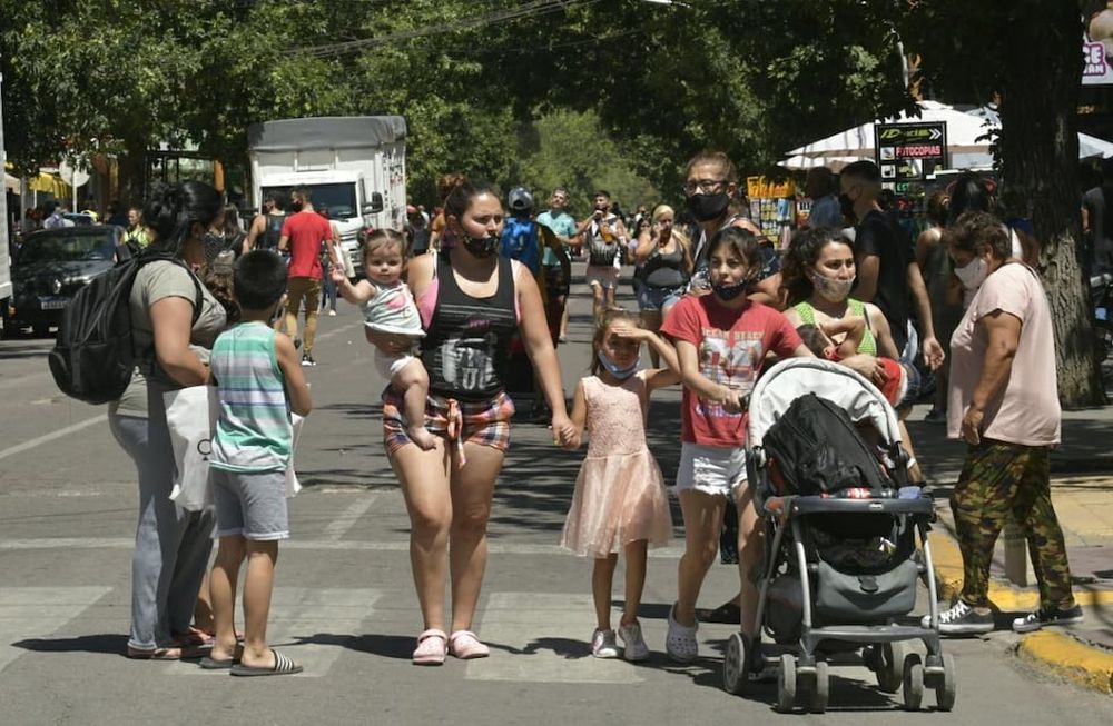 Mucho movimiento en las “peatonales navideñas” del Centro: la Avenida San Martín y General Paz