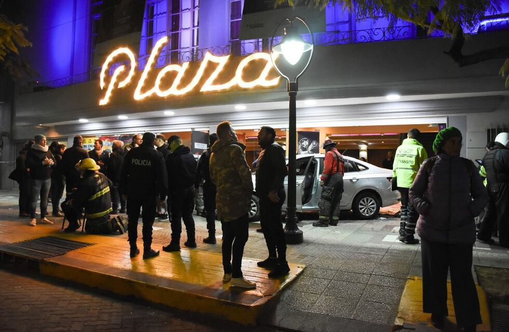 Un conductor perdió el control de su auto, se incrustó en el Teatro Plaza y atropelló a 23 personas: 15 fueron internados y 3 graves.Foto: Mariana Villa / Los Andes