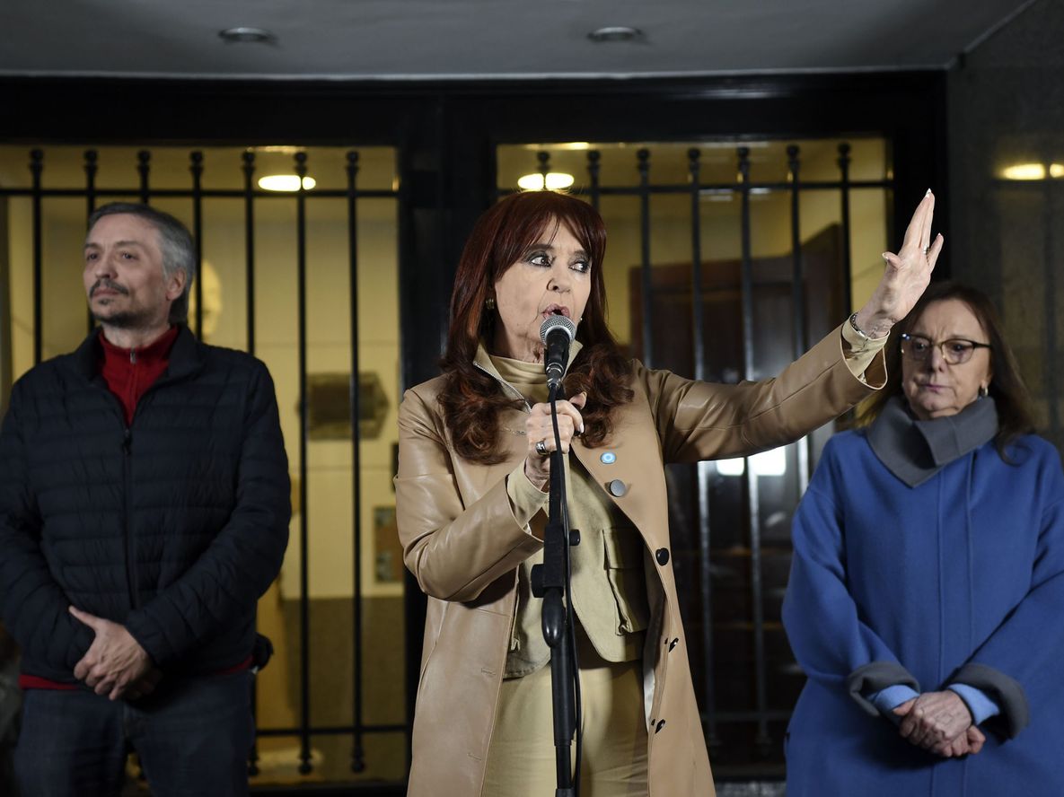 La ex presidenta Cristina Kirchner advirtió hoy que pueden “meterla presa” pero “la gente pierde el trabajo y tiene salarios de miseria, y las jubilaciones van a seguir sin alcanzar” tras conocer el fallo de la Corte que ratificó su condena por corrupción.