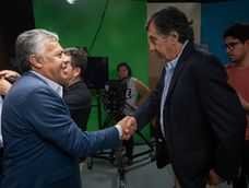 Alfredo Cornejo y Arturo Lafalla se saludan.&nbsp; Foto: Ignacio Blanco / Los Andes