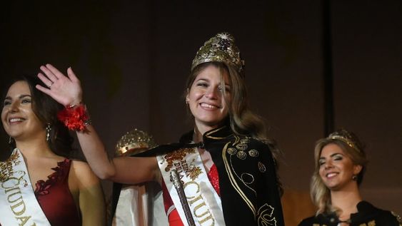 Tras violar la cuarentena, renunció la reina de Capital y pidió disculpas