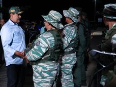 Nicolás Maduro saludando a integrantes de la Milicia Nacional Bolivariana.