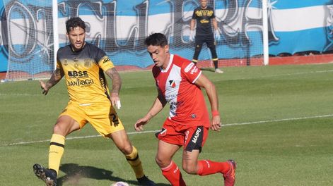 Los Andes | Fausto Montero supera la marca de Gonzalo Soto, en el partido que Maipú le ganó a Mitre de Santiago del Estero, sobre la hora. (Prensa Deportivo Maipú).