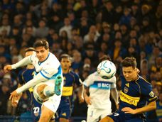 El momento preciso en que Boca comenzó a perder el partido: el remate de Montes va directo al ángulo izquierdo de Brey. El momento preciso en que Boca comenzó a perder el partido: el remate de Montes va directo al ángulo izquierdo de Brey.