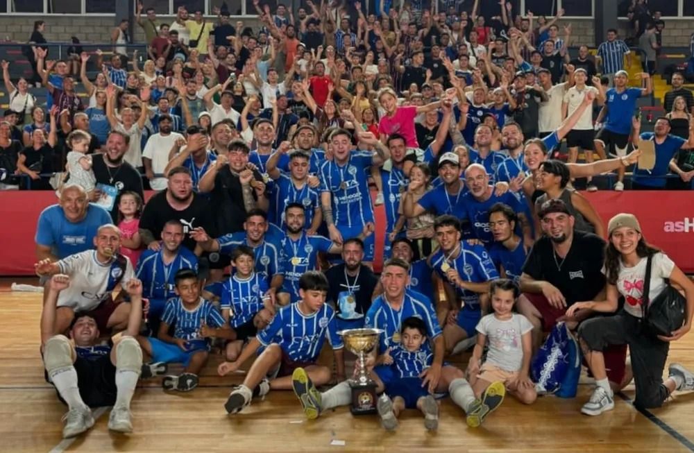 Godoy Cruz, 2024 Clausura'yı kazanarak tarihinde ilk kez şampiyon oldu. Polimeni stadını 1.800'den fazla kişi doldurdu.
