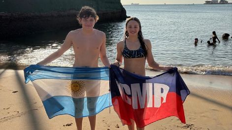 Martina Delpodio y Valentino Cherusen, los dos nadadores de Mendoza, que representarán a la Argentina en el Mundial Juvenil de Aguas Abiertas.