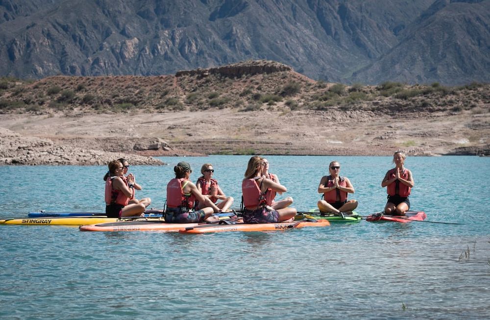 Las impulsoras e ideólogas del SUP Yoga en Potrerillos destacan que el entorno natural está íntimamente relacionado con la calma mental y el estímulo de los sentidos. | Foto: Ignacio Blanco / Los Andes