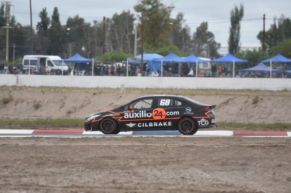Un lujo. El cl&aacute;sico N&uacute;mero 68 del Toyota de Juli&aacute;n Santero se lo pudo observar por primera vez en el trazado del este mendocino. &nbsp;