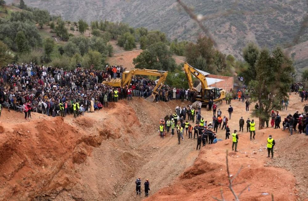 Trabajadores de Defensa Civil y locales intentan rescatar al pequeño de cinco años atrapado en un pozo desde hace tres días cerca de la población de Bab Berred, Marruecos. La inestabilidad del suelo dificulta las tareas de rescate. / Foto: AP